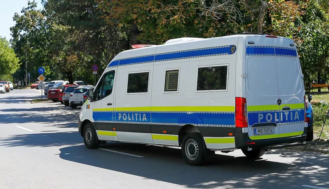 Alertă maximă. Deținut recapturat de polițiști după ce a fugit în mod dramatic - politiamasinaduba-1774945988.webp