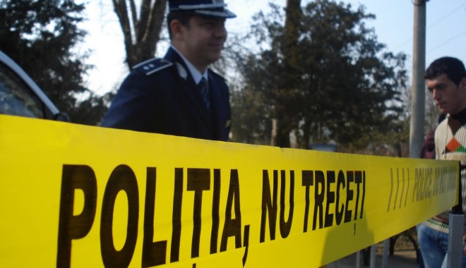 Caz șocant! Și-a ucis fratele și s-a uitat la televizor cu mortul lângă el - politianutreceticriminalistica-1366457639.jpg