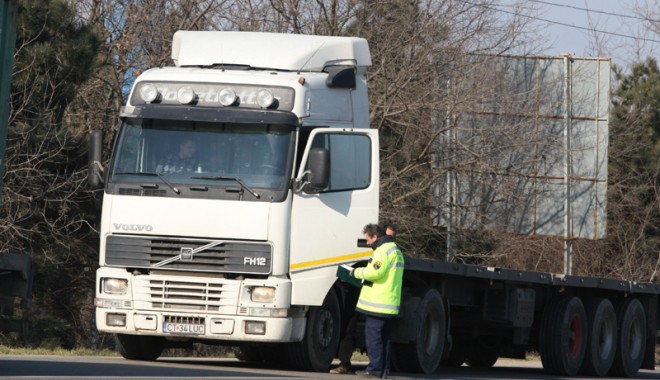 Cine mai verifică mașinile în trafic la Constanța? - politiararcontroltirurifotoadi3-1327347050.jpg