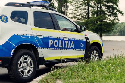 Tânăr arestat, după ce poliţiştii au descoperit 2 kg de droguri în maşina sa
