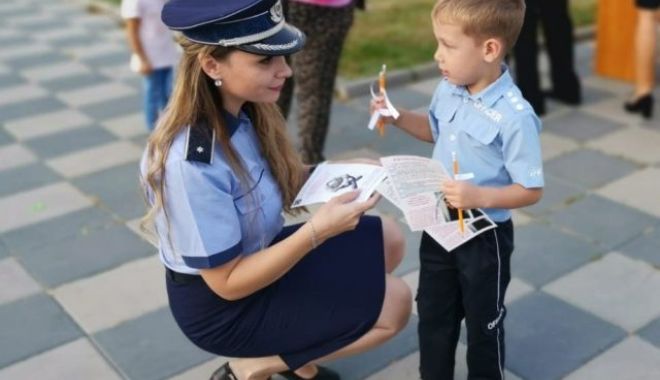 Polițiștii, alături de elevi la început de an școlar - politiaromana640x400-1568031102.jpg