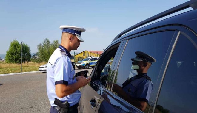 Un puști de numai 15 ani a pus pe jar poliția: a fost urmărit ca în filme, cu focuri de armă, în timp ce se afla la volan