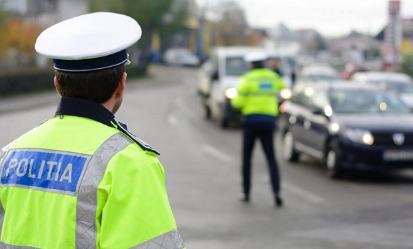 Un tânăr fără permis a furat, într-o singură noapte, două maşini găsite cu cheile în contact. A făcut accident cu ambele