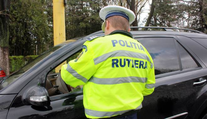 Minoră de 15 ani depistată la volan de polițiști