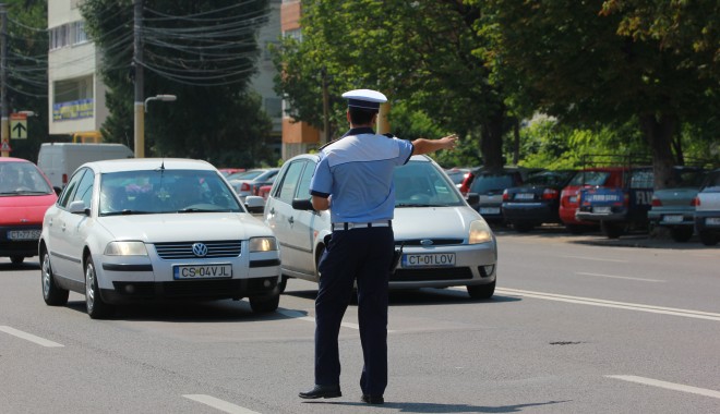 GALERIE FOTO / Atenție, șoferi! Rutieriștii au ieșit pe șoselele din Constanța cu radarele - politiarutiera1-1373288731.jpg