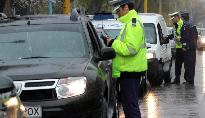 Amenzi de 43.500 de lei, date de rutieriști în ultimele 24 de ore - politiarutiera6-1363596845.jpg