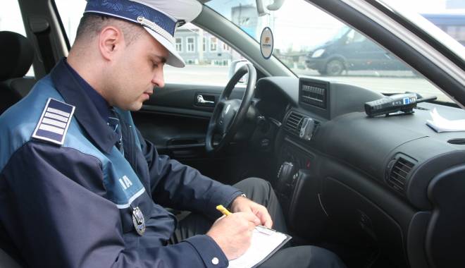 Zeci de șoferi, lăsați fără permise - politiarutieraamenzicontraventii-1422025769.jpg