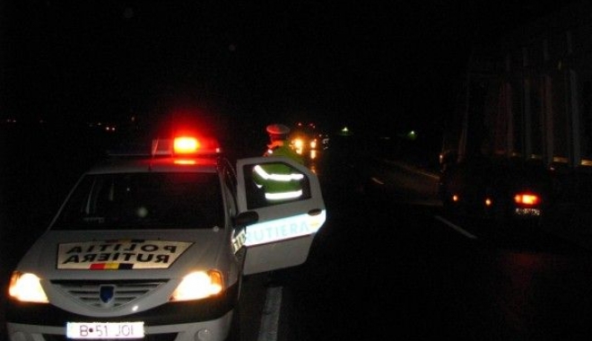 Oprit cu focuri de armă, după ce a dat cu mașina peste un polițist. Șoferul, scos din mașină de mamă, cu cheia de rezervă - politiarutieranoaptea600x450-1489227032.jpg