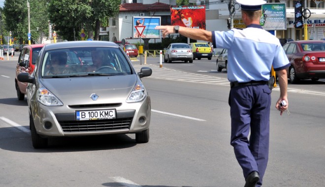 De ce vor polițiștii să renunțe la uniformă și carieră - politiarutierapolitistimasinapol-1346170863.jpg