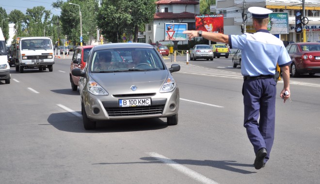 ACCIDENT RUTIER / Trei persoane rănite în intersecția de la City Park Mall - politiarutierapolitistimasinapol-1350288895.jpg