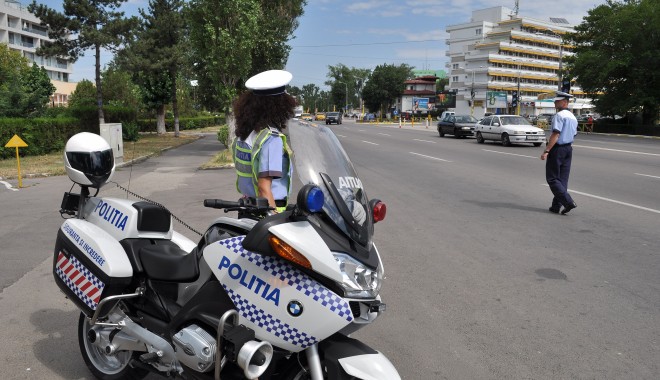 Sute de permise auto reținute în acest week-end de polițiști - politiarutierapolitistimasinapol-1380455360.jpg