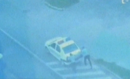 Un echipaj de poliție își împinge mașina, după ce rămas fără benzină - politie-1313501040.jpg