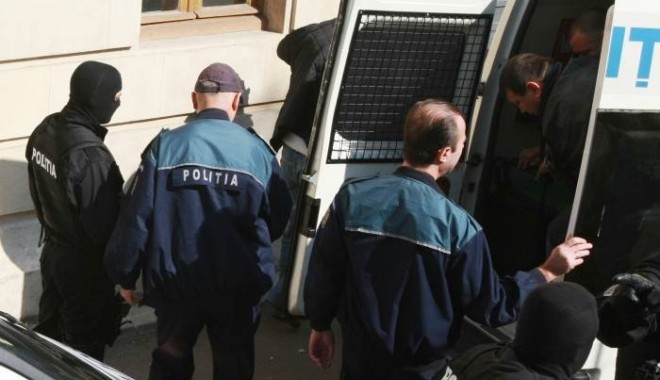 Membrii clanului Raim rămân după gratii - politie-1323780795.jpg
