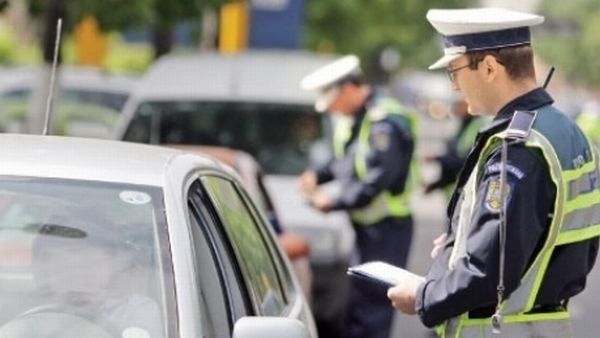 JANDARM LOVIT INTENȚIONAT CU MAȘINA. Șoferul fugar, căutat de poliție - politie-1496053374.jpg