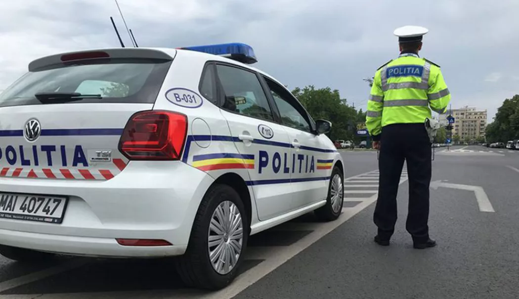 O camionetă condusă de un tânăr a intrat în plin într-o mașină staționată - politie-accident-1773383139.webp