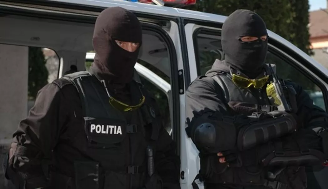 Conflict violent între muncitori și șefi. Poliția a reținut doi bărbați pentru încăierare - politie-bataie-sefi-1771676097.webp