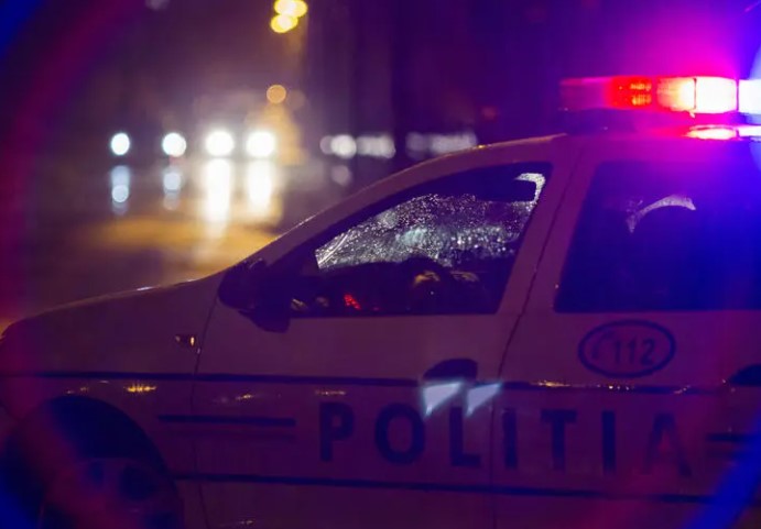 Urmărire ca în filme, final dramatic: tânăr fără permis s-a răsturnat cu mașina în plină fugă de poliție - politie-cursa-1776424652.webp