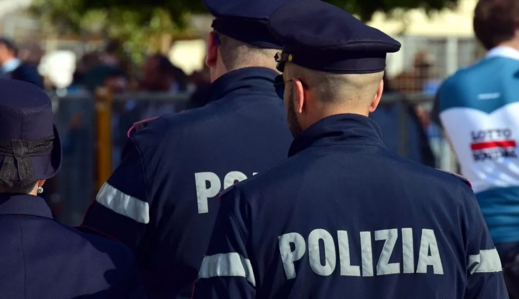 A mușcat un polițist după ce a încercat să fure un televizor. Românca a fost arestată - politie-italia-jpg-1771576648.webp