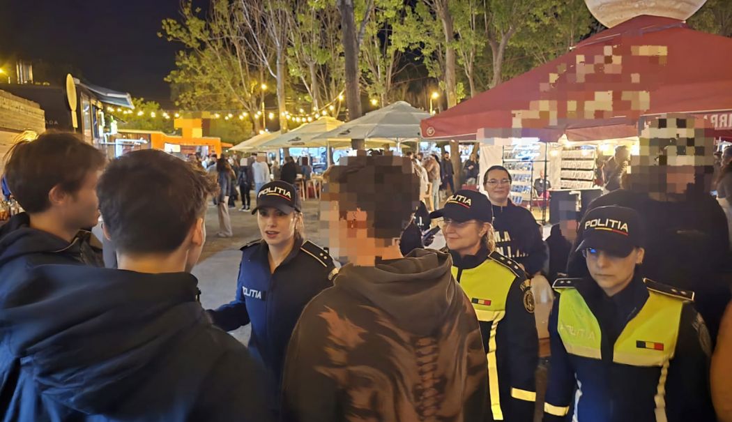 Polițiștii constănțeni, lecții preventive, pentru siguranța turiștilor - politie-tineri-1714661192.jpg