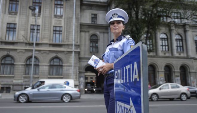 O polițistă de la Rutieră, lovită de o mașină care a trecut pe ROȘU - politie53084100-1528059185.jpg