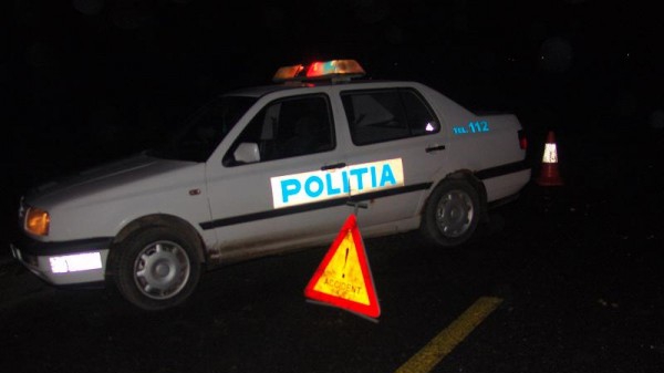 Tată și copil aflați pe bicicletă au supraviețuit după ce s-au lovit de un TIR | VIDEO - politieaccidentnoaptea600x450897-1342594930.jpg
