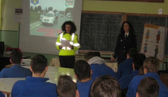 Elevii constănțeni se înțeleg bine cu polițiștii - politieactivitateelevi1360870573-1364470879.jpg