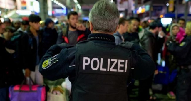 O GLUMĂ PROASTĂ L-A COSTAT. A spus că soția sa are o bombă în geantă. Ce a urmat - politieatacmunchen-1496404938.jpg