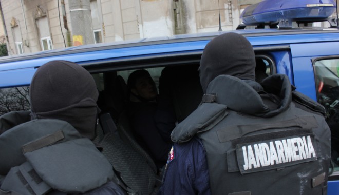 Percheziții la Constanța / Mascații au intrat peste cinci bărbați scandalagii - politiemascatijandarmipercheziti-1394093508.jpg