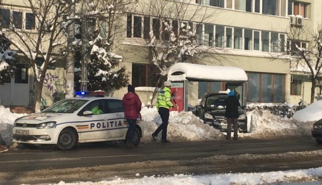Șoferul care și-a parcat bolidul în stația de autobuz s-a ales cu dosar penal - politiemasina800x450-1484225608.jpg