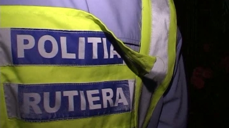 Doi polițiști susțin că au fost agresați și înjurați de un tânăr - politier20720100-1312798164.jpg
