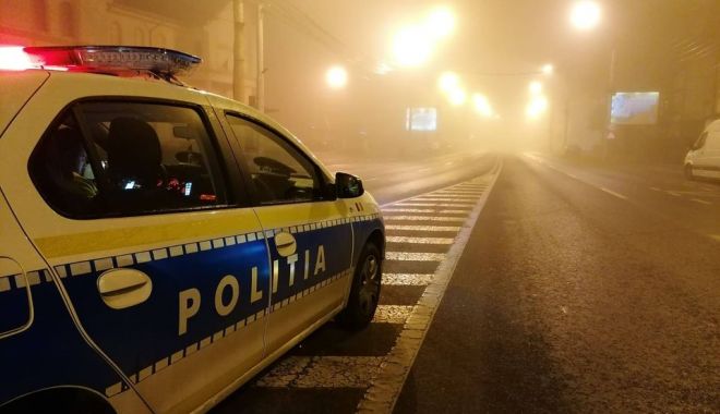 Un polițist a lovit în noaptea de Revelion cu maşina un pieton care traversa prin loc nepermis
