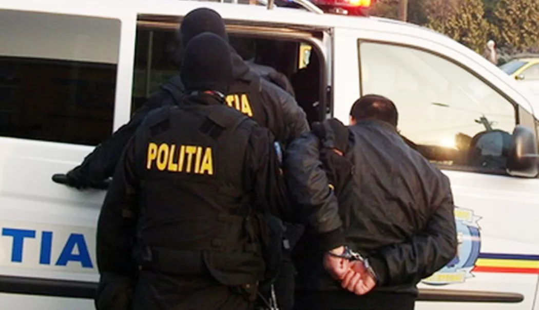 Doi bărbați au fost arestați după ce ar fi lovit intenționat o autospecială de poliție - politieretinut2e1510926679434-1781168751.webp