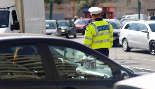 POLIȚIST din CONSTANȚA, prins în timp ce LUA MITĂ CU TONELE - politierutierapolitistmarastits0-1474287135.jpg