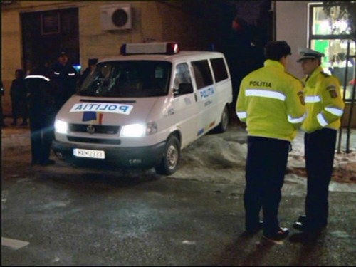 Scandal cu bâte și pietre pe strada Justiției - politiescandaliuliumaniu-1327393759.jpg