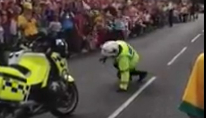 JO 2012 / Un polițist a întreținut prin dans publicul în așteptarea flăcării olimpice / Video - politist-1342895123.jpg