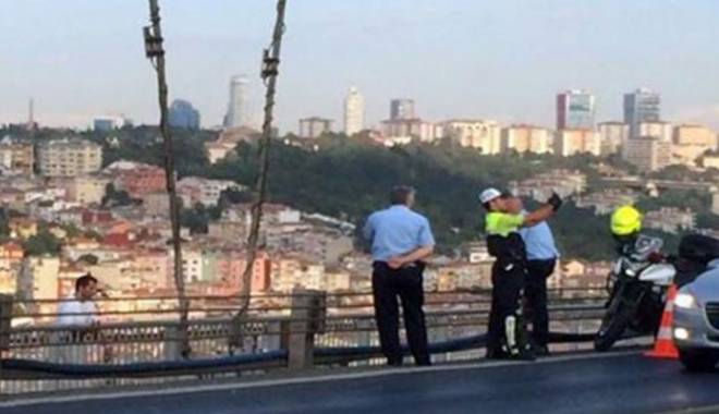 Selfie ucigaș: Un bărbat a murit încercând să se pozeze sărind de pe un pod - politist-1438099650.jpg
