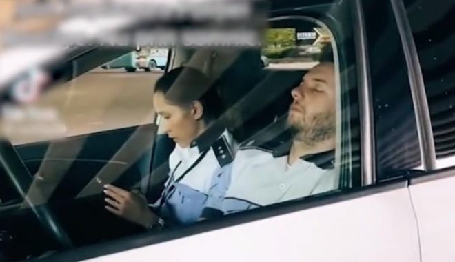 VIDEO: Polițist surprins dormind în mașina de serviciu: "Așteptăm să avem o misiune”