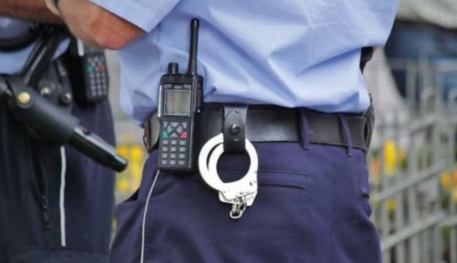 Fals poliţist cercetat după ce a luat 2.000 de euro pentru a intermedia o angajare