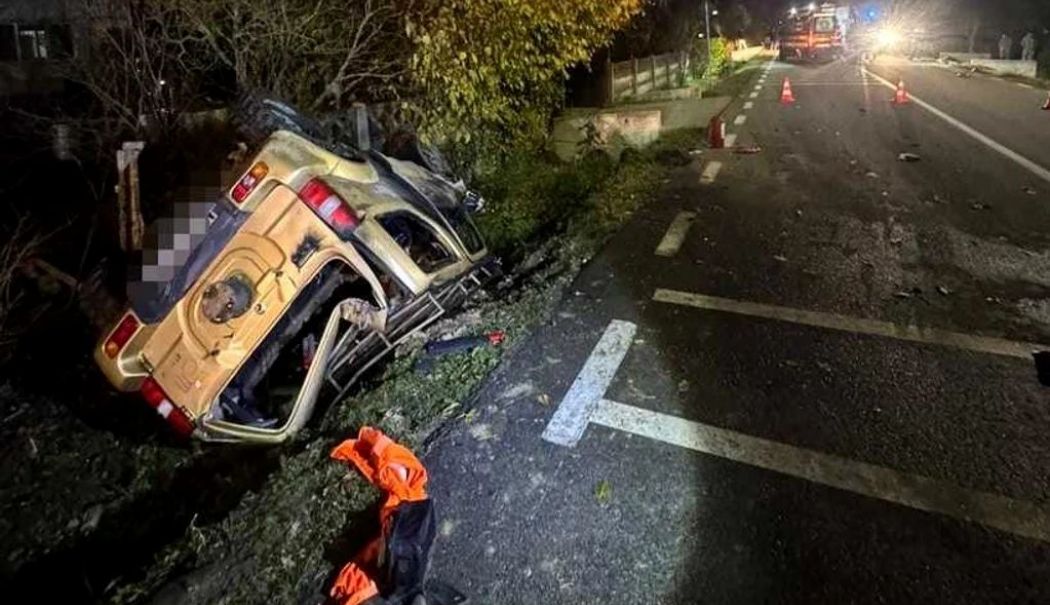 Mașina unui polițist s-a răsturnat și a luat foc. Un bărbat a murit, alți doi au ajuns la spital - politist-1762176646.jpg