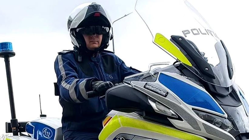 Polițistul care a lăsat-o pe Diana Șoșoacă să se urce pe motocicleta Poliției, dat afară din sistem