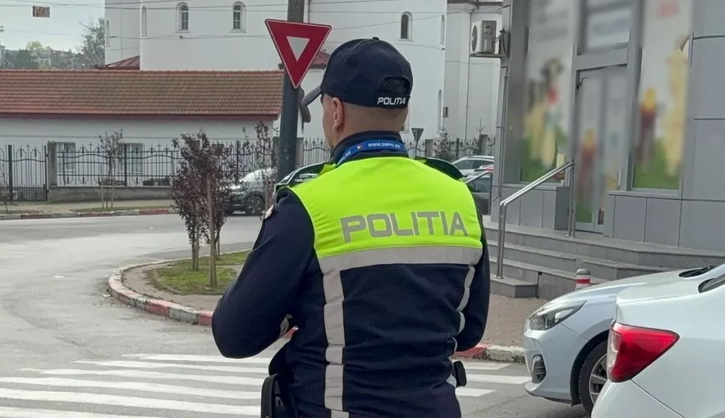 Pietoni prinși traversând ilegal, sancționați pe bandă rulantă la Constanța - politist-in-fata-trecerii-de-pie-1774863079.webp