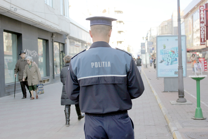 Polițist constănțean, verificat la IPJ pentru comportament neadecvat - politist-pe-strada-1738925620.jpg