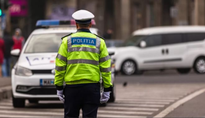 Poliţist de la Brigada Rutieră acroşat de o maşină condusă de o femeie