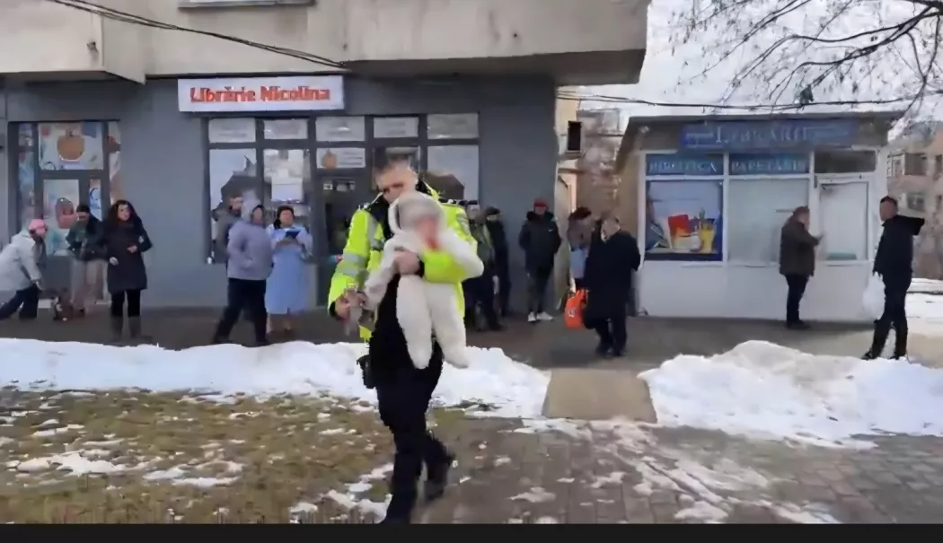 Un polițist a riscat totul pentru un bebeluș. Salvare miraculoasă dintr-un incendiu - politist-salveaza-bebe-1771680750.webp