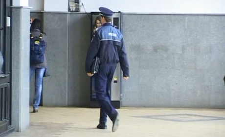 Un tânăr, înjunghiat în sala de așteptare a gării - politist52504800-1318249027.jpg