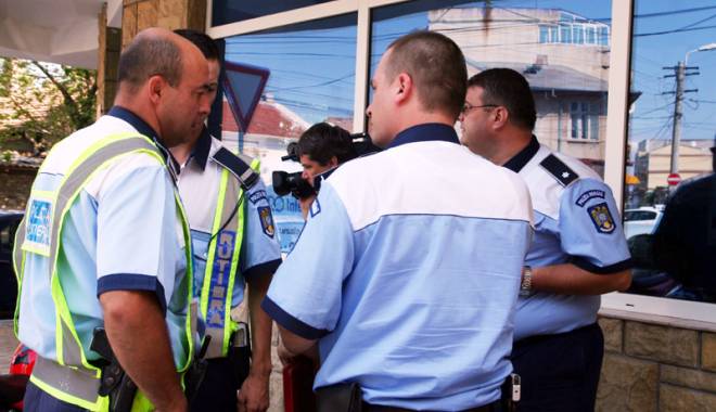 Van Damme de Bărăganu.  A bătut un jandarm  și a spart geamul mașinii  de Poliție cu capul - politistbatut-1434995029.jpg