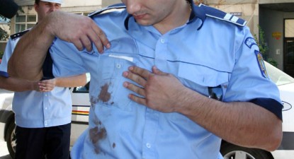 MINUNE! Polițist bătut măr în sediul Poliției, răzbunat de judecători. Magistrații i-au dat mandat de arestare agresorului - politistbatut1470665282-1470690432.jpg
