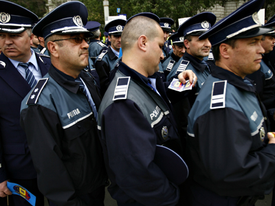 CSAT a stabilit limitarea recrutării polițiștilor din sursă externă - politisti-1333093047.jpg