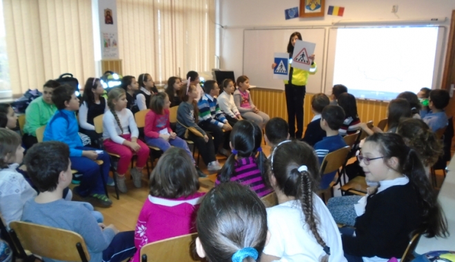 Polițiștii, în vizită de lucru la școlile gimnaziale din Constanța - politisti-1489768426.jpg