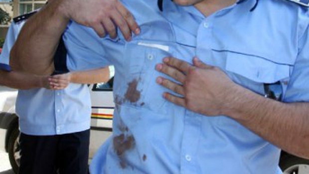 Doi polițiști, BĂTUȚI când erau în misiune. Ambii au ajuns la Urgențe - politisti-1540639098.jpg